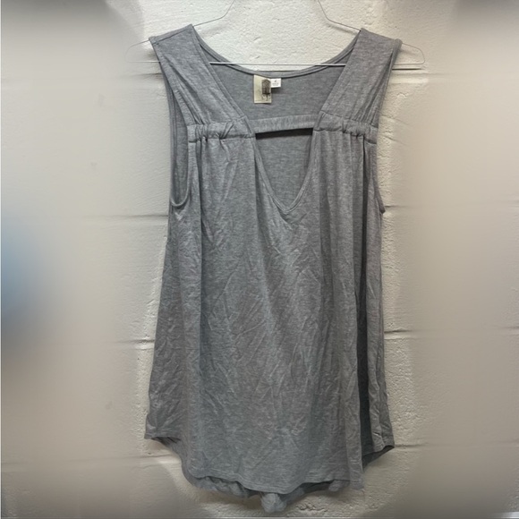 Grey tank with a cutout - Picture 1 of 6